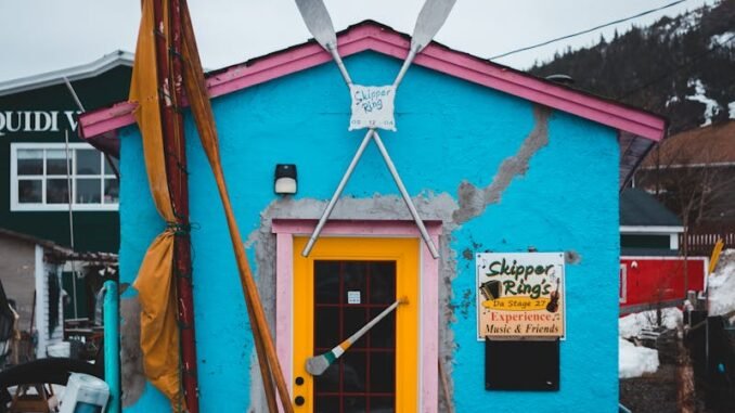 location saisonnière Une boutique bleue et jaune vibrante au milieu de la neige, parfaite pour les voyages et les thèmes hivernaux.