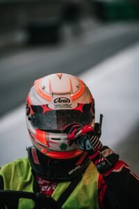 une personne portant un casque et des lunettes