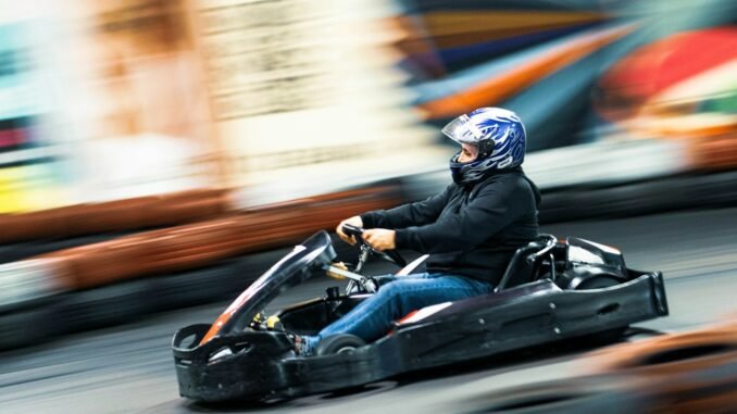 karting homme conduisant un kart