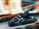 homme conduisant un kart