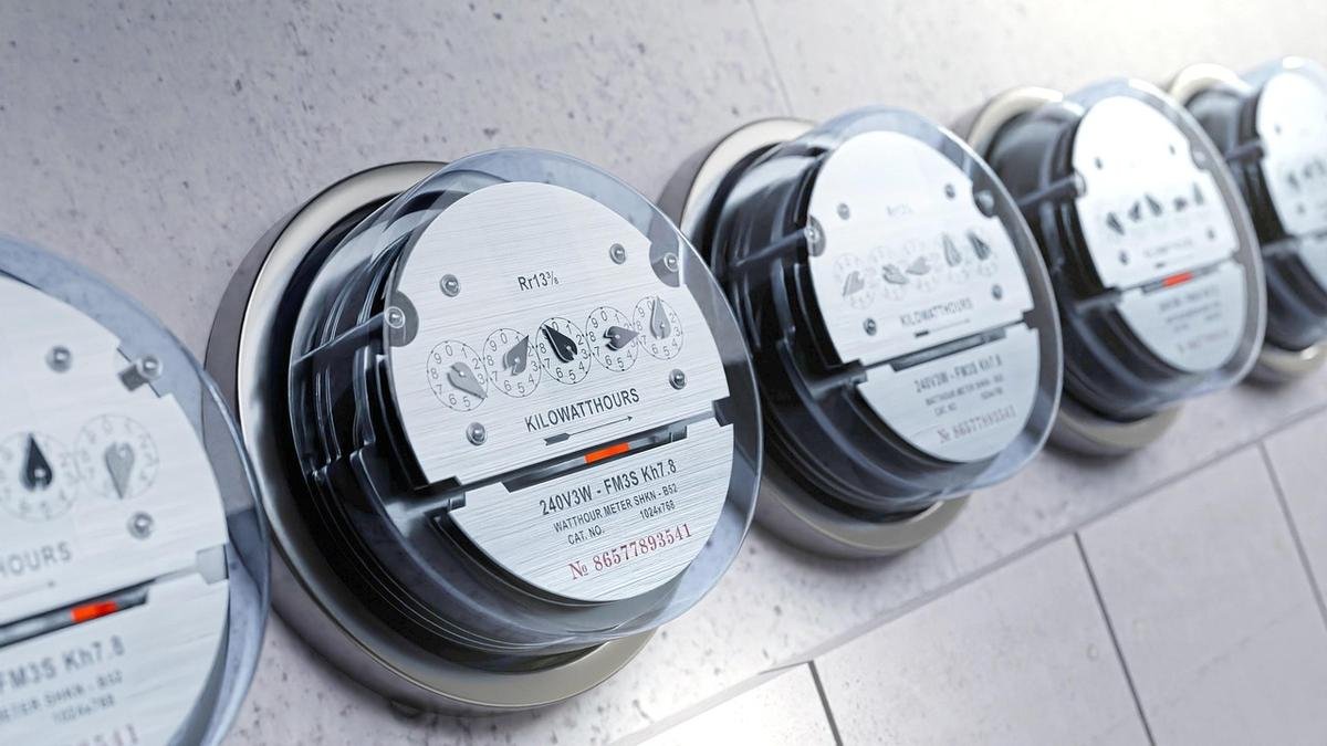 Compteurs d'électricité encastrés dans un mur, rangés en ligne