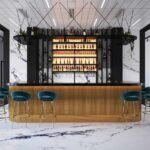 Bar avec tabourets, bouteilles, éclairage, plantes, murs, sol, plafond