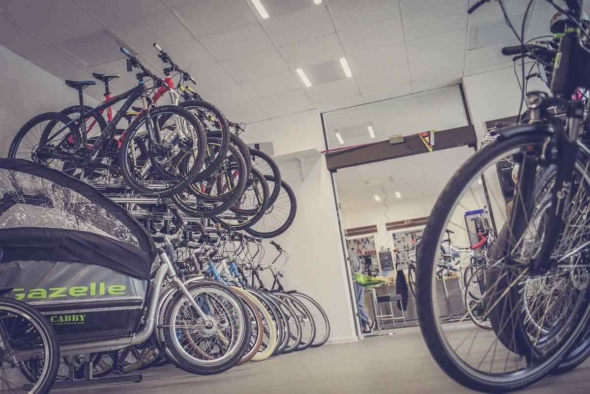 Boutique de vélos avec plusieurs vélos empilés et un vélo cargo Boutique de vélos avec plusieurs vélos empilés et un vélo cargo